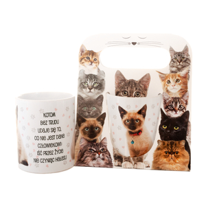 kubek ceramiczny w ozdobnym opakowaniu z napisem "Kotom bez trudu udaje się to..."