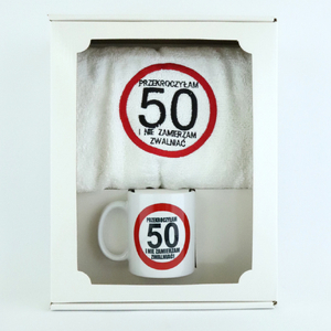 kpl.ręcznik+kubek w pudełku ''PRZEKROCZYŁAM 50..''