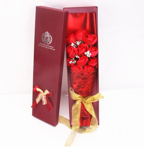 bukiet czerwonych róż w pudełku  55 x 18 x 10 cm VMI103