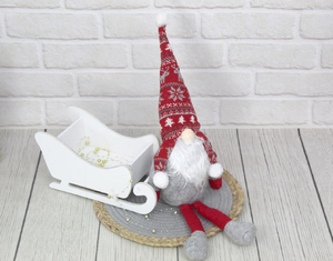 skrzat świąteczny z długimi nogami i wełnianą czapką czerwono-szary 55x18 cm NT1532