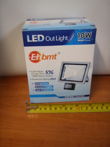 lampa halogenowa led 10W z sensorem ruchu NQ0911