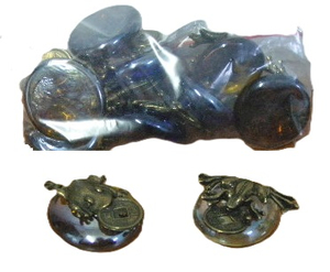 żaba 10szt.  na kamieniu  z monetą