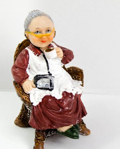 figurka Babcia na fotelu  11cm | 2106