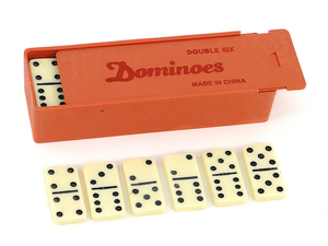 gra domino w plastikowym pudełku; 15x5x3,5cm