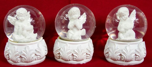 Figurka aniołek 8szt  w kuli ze śniegiem 9 cm   -   3836
