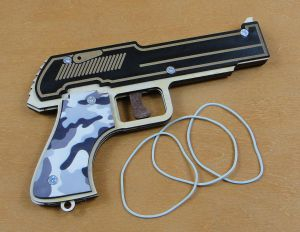 Pistolet na gumki z kolorowym drukiem -  P1254