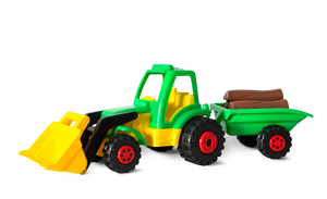 traktor z przyczepą z drewnem 