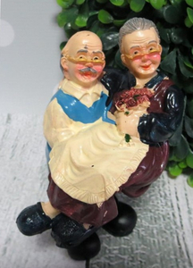 figurka gliniana Dziadek trzyma Babcię na rękach 14,5x9cm . | FIB-18099   